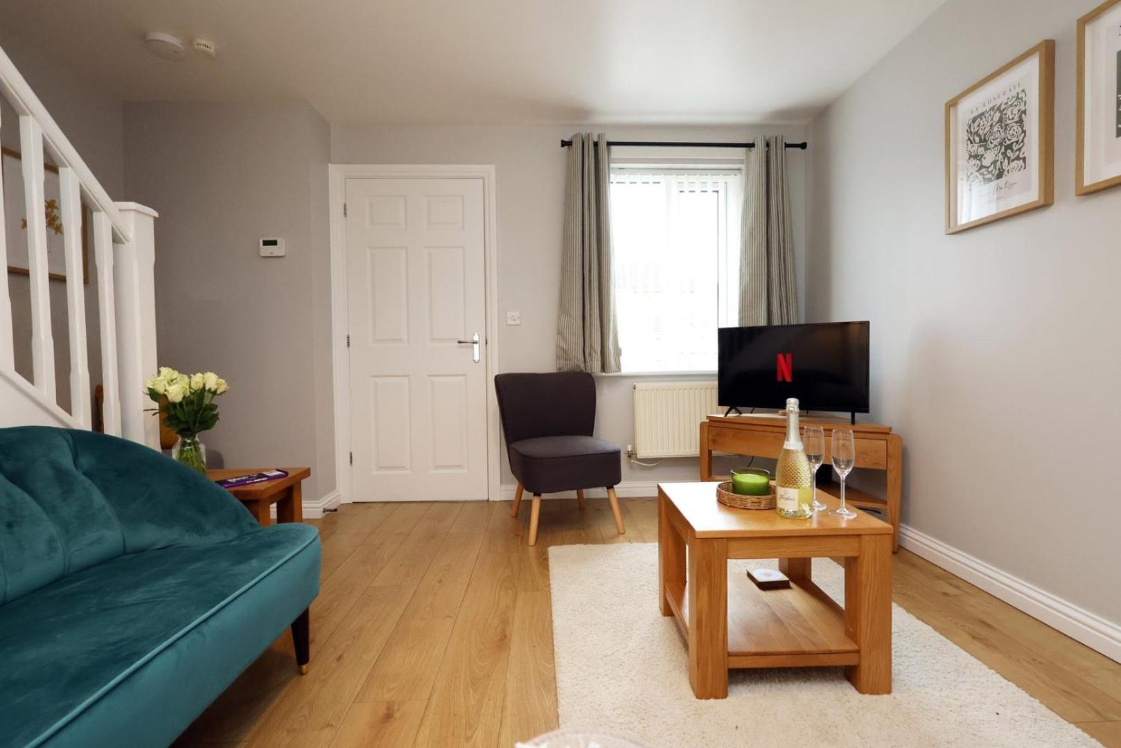 Relaxing 2-Bed Coastal Escape In Port Talbot Apartment Bagian luar foto