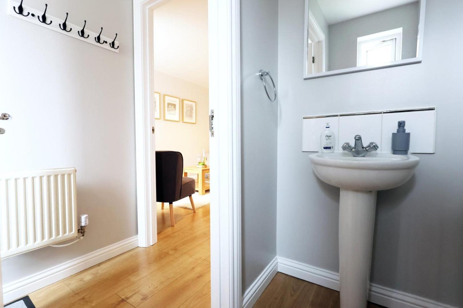 Relaxing 2-Bed Coastal Escape In Port Talbot Apartment Bagian luar foto