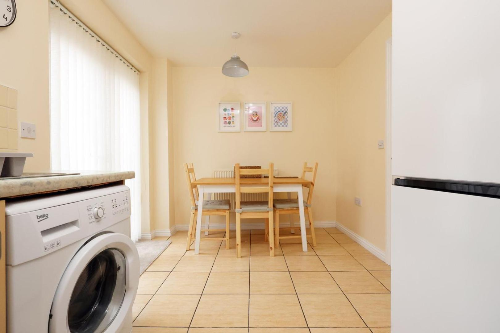 Relaxing 2-Bed Coastal Escape In Port Talbot Apartment Bagian luar foto
