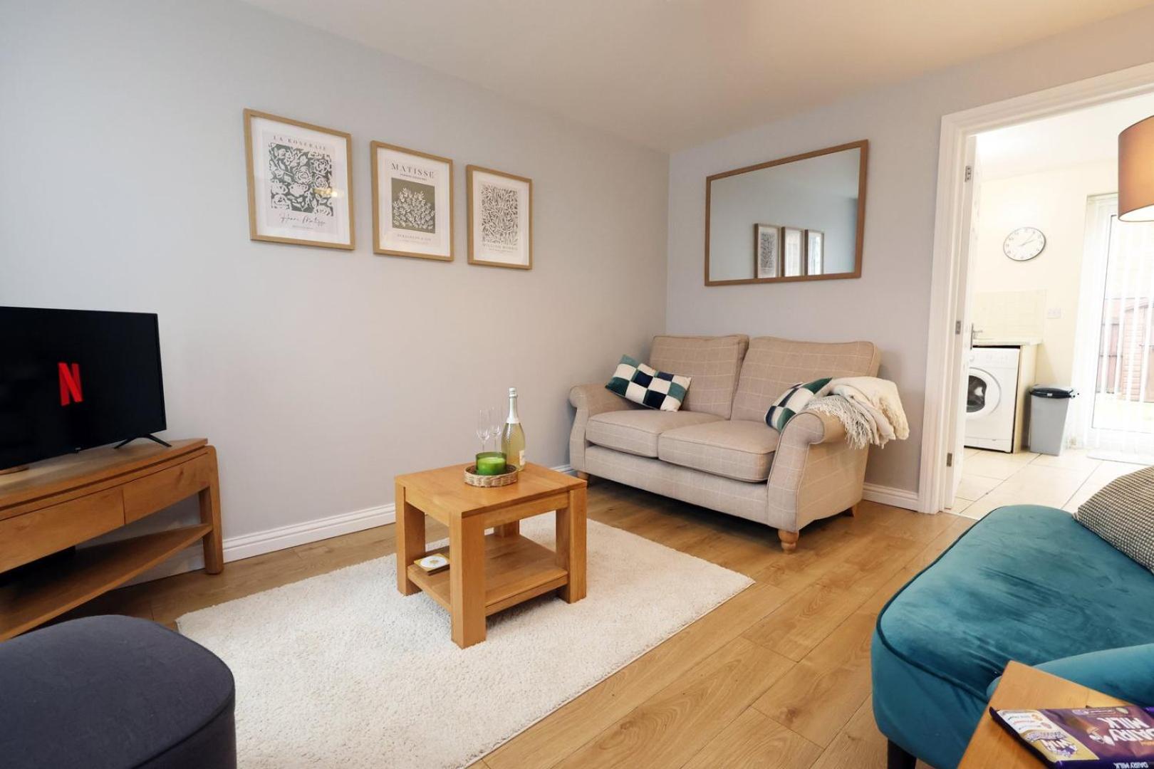Relaxing 2-Bed Coastal Escape In Port Talbot Apartment Bagian luar foto
