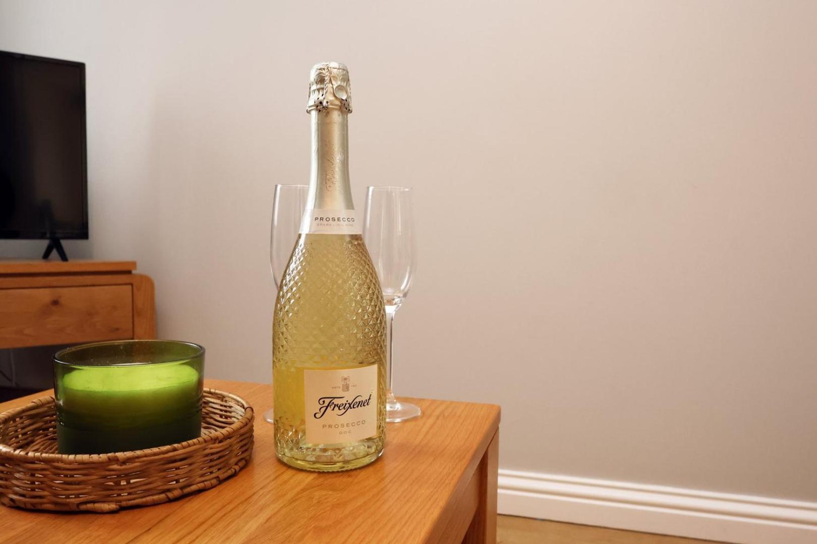 Relaxing 2-Bed Coastal Escape In Port Talbot Apartment Bagian luar foto