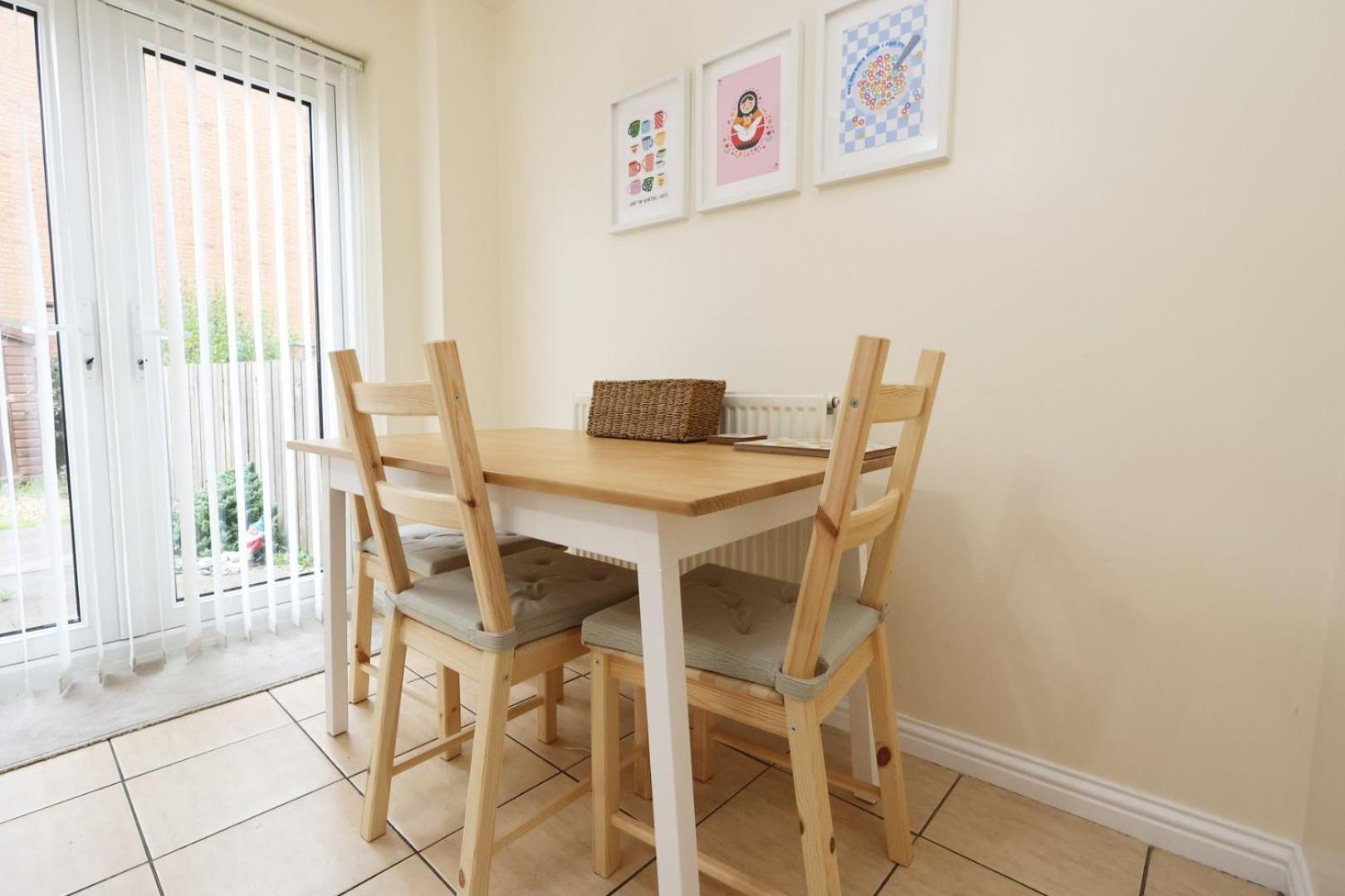 Relaxing 2-Bed Coastal Escape In Port Talbot Apartment Bagian luar foto