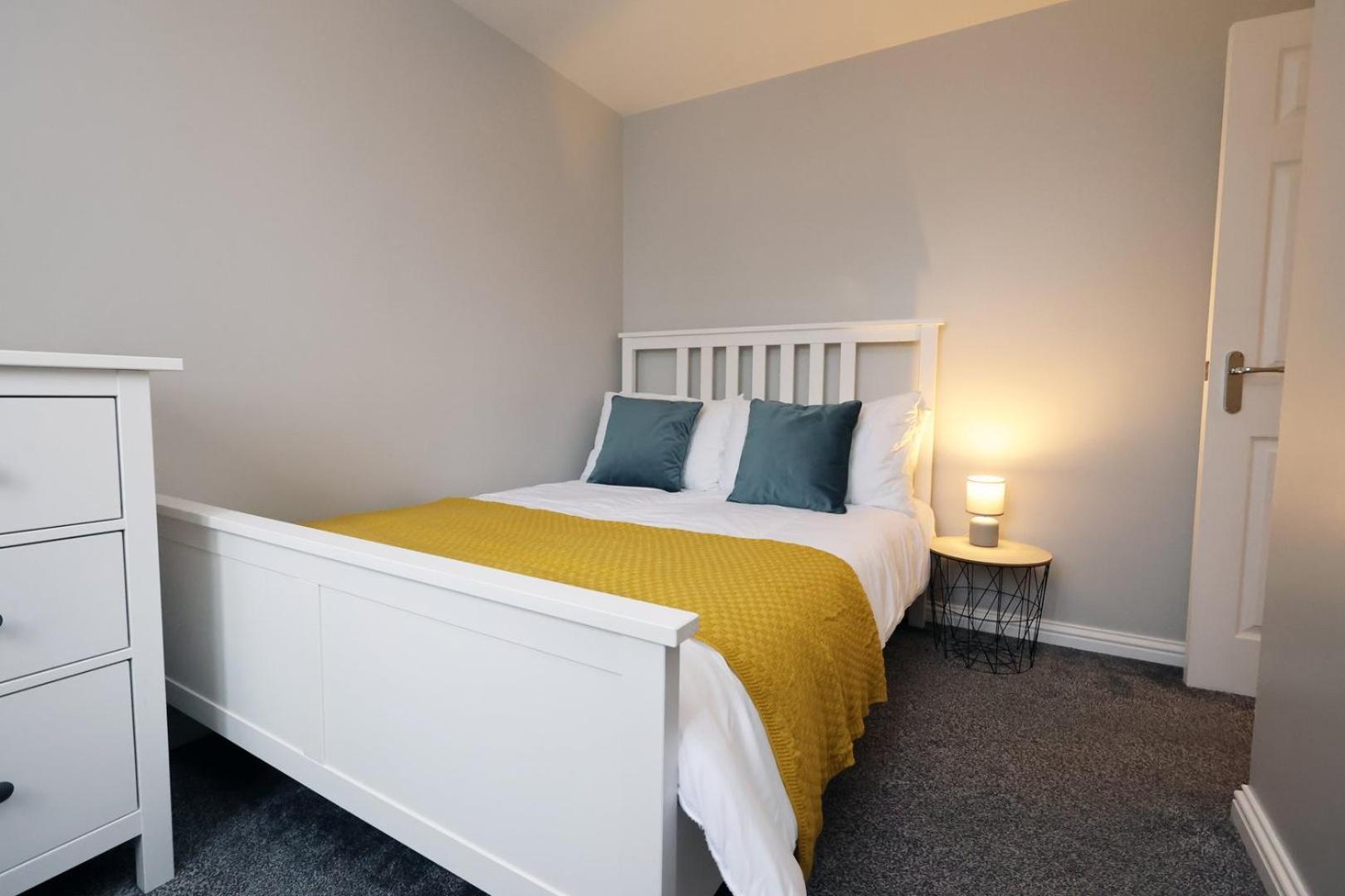 Relaxing 2-Bed Coastal Escape In Port Talbot Apartment Bagian luar foto