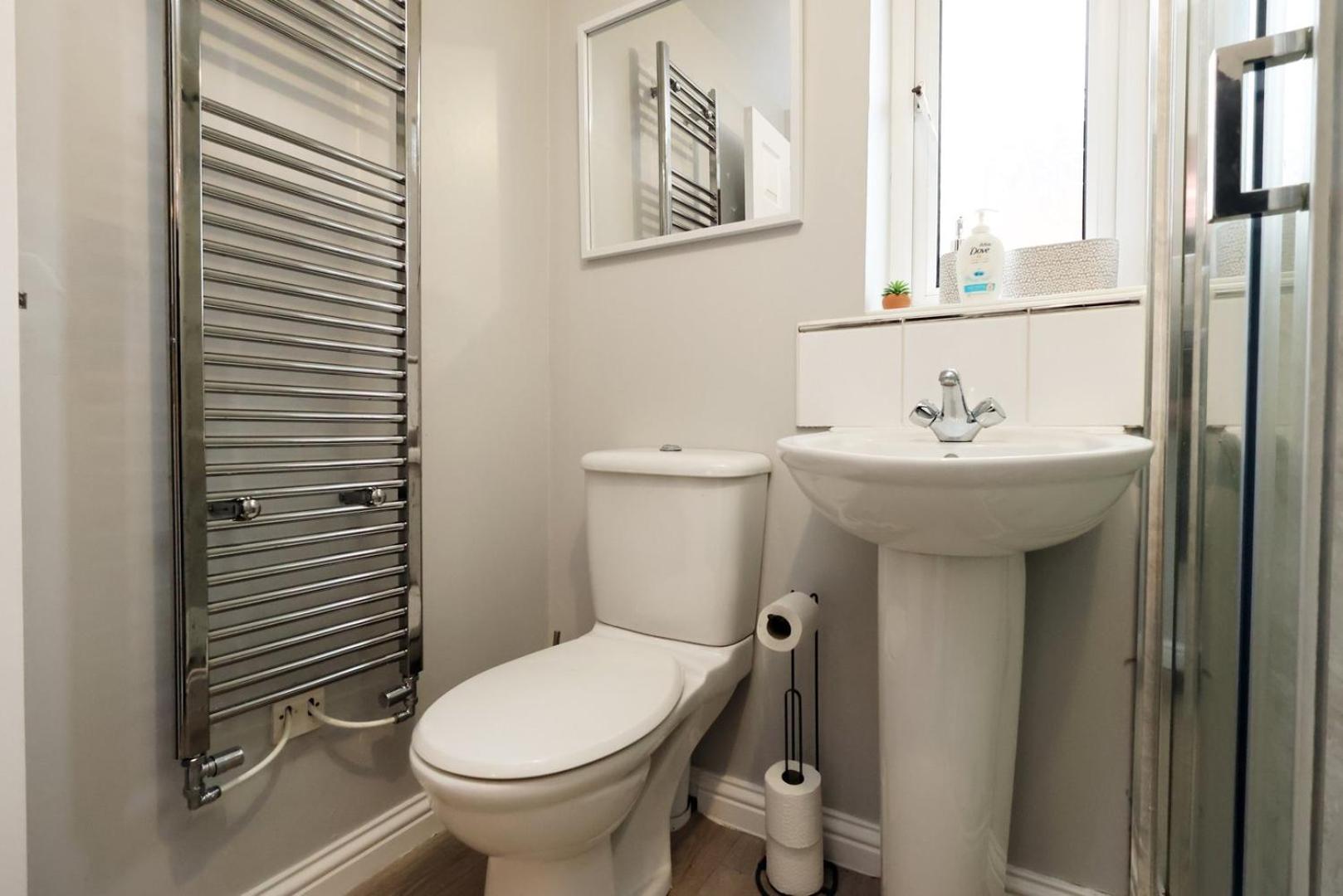 Relaxing 2-Bed Coastal Escape In Port Talbot Apartment Bagian luar foto