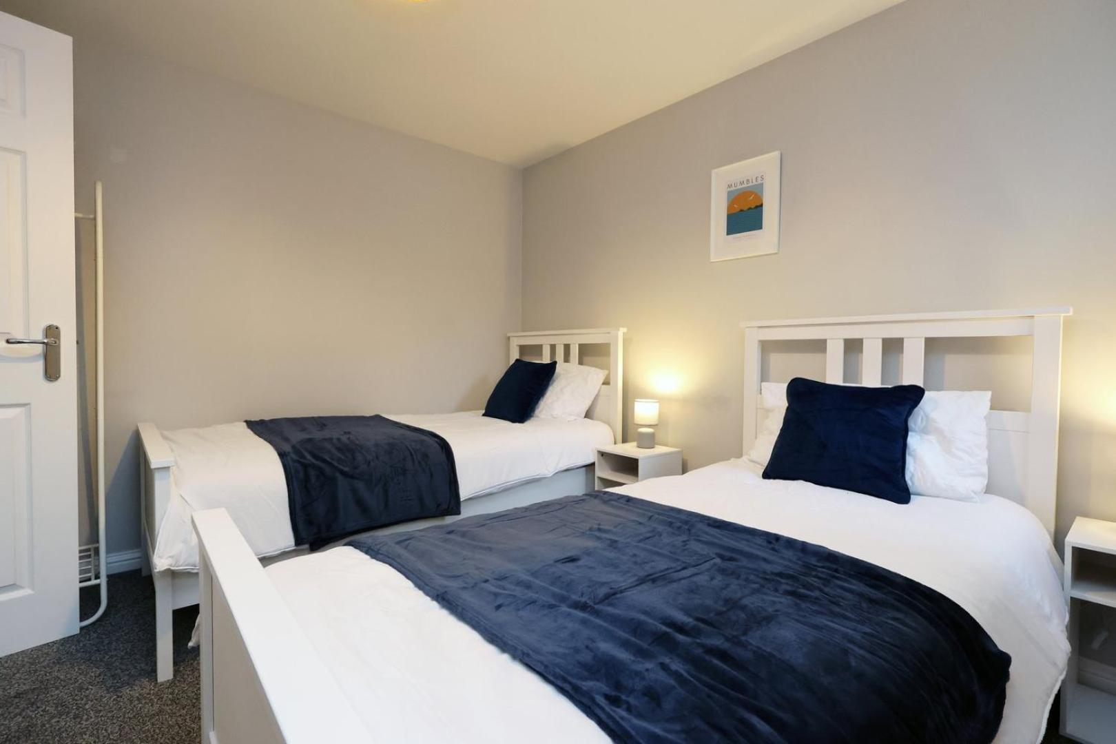 Relaxing 2-Bed Coastal Escape In Port Talbot Apartment Bagian luar foto