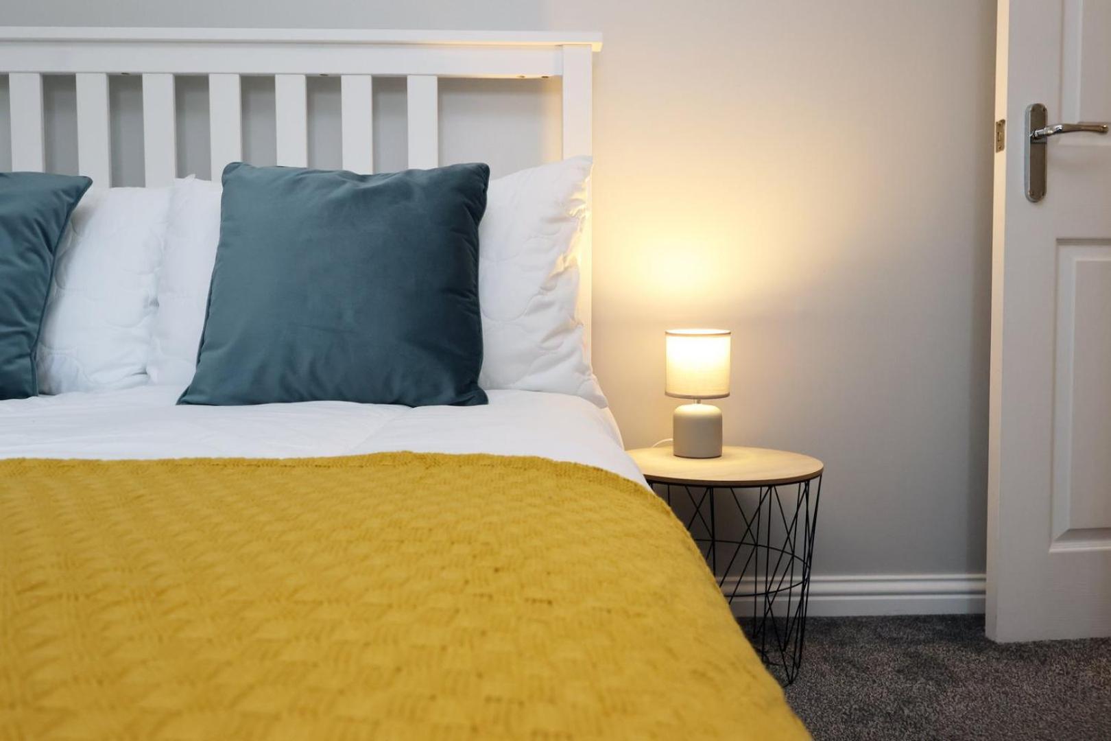 Relaxing 2-Bed Coastal Escape In Port Talbot Apartment Bagian luar foto