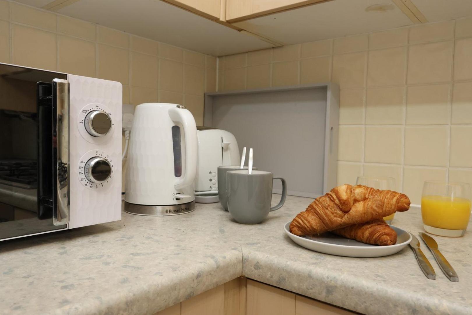 Relaxing 2-Bed Coastal Escape In Port Talbot Apartment Bagian luar foto